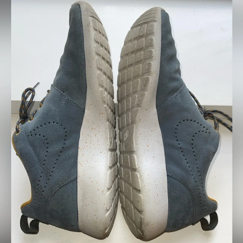 Nike Rosherun Blue and Yellow Athletic Shoes with Cushioned Design